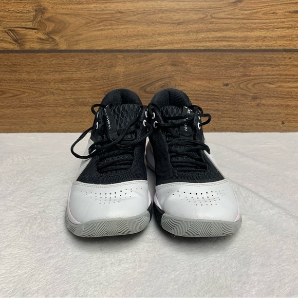 Under Armour Men’s SC Black and White Sneakers size 8 in EUC - Picture 2 of 7